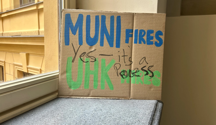 Zatímco děkan Jan Prouza mluví o získání vědecké kapacity a odmítá mediální kampaň, studenti protestují plakáty a mluví o strachu.