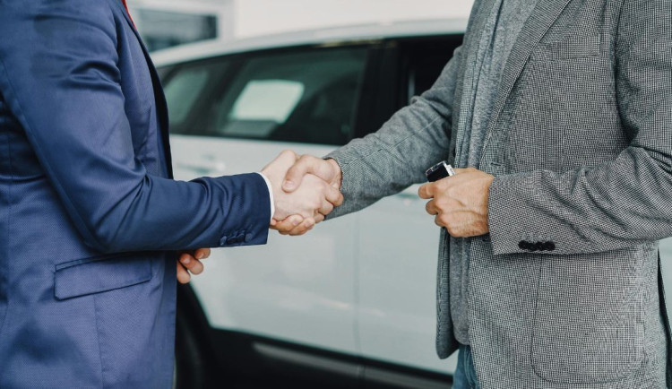 Hrál si na boháče z Dubaje, připravil lidi o miliony