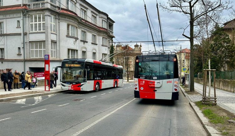 Trolejbusy na nové trati do Jinonic už v rámci zkušebního provozu vozí cestující