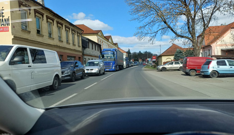 Totální kolaps ve Stodu na frekventované silnici I/26. Řidiči čekají v kolonách i hodinu