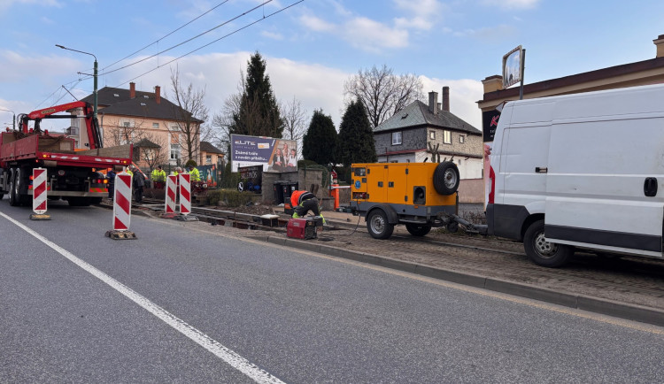 Tramvaje do Jablonce nejezdí. Kvůli pracím na trati je do pondělní půlnoci nahradily autobusy