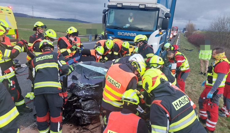 Tragická nehoda u Bezdězu. Fabia vjela do protisměru přímo pod protijedoucí náklaďák