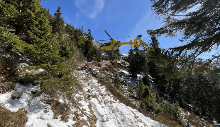 V Krkonoších padající kámen vážně zranil turistu. Letěl pro něho vrtulník