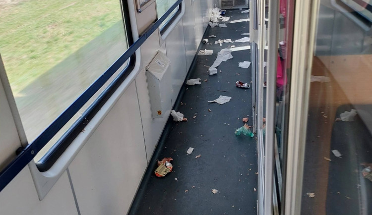 Řev, nepořádek i hajlování. Fanoušci Dynama řádili ve vlaku, policie je vyvedla