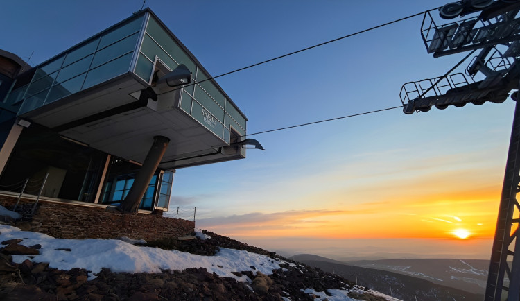 Silný vítr zastavil lanovku na Sněžku, pocitová teplota tam ráno klesla k minus 16 stupňům