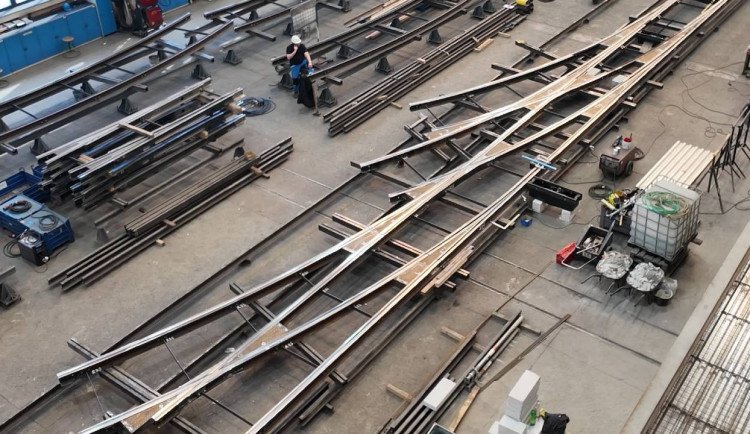 Kolejová harfa za téměř 227 tisíc eur. Obří výhybka z Prostějova putuje do Brém