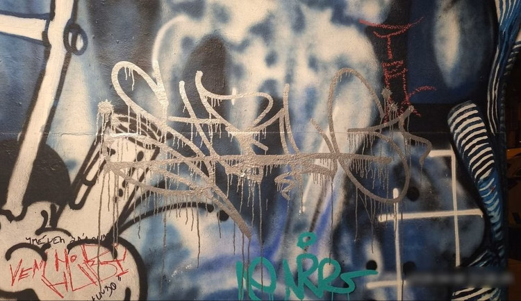 Mladíci posprejovali Lomenou galerii v průchodu v Olomouci. Malby vytvořil umělec z Rakouska