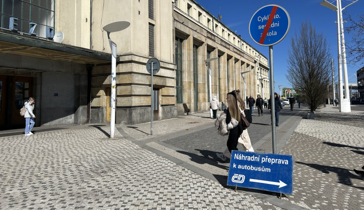 Proti  jízdnímu řádu se dá čekat zpoždění asi deset minut.