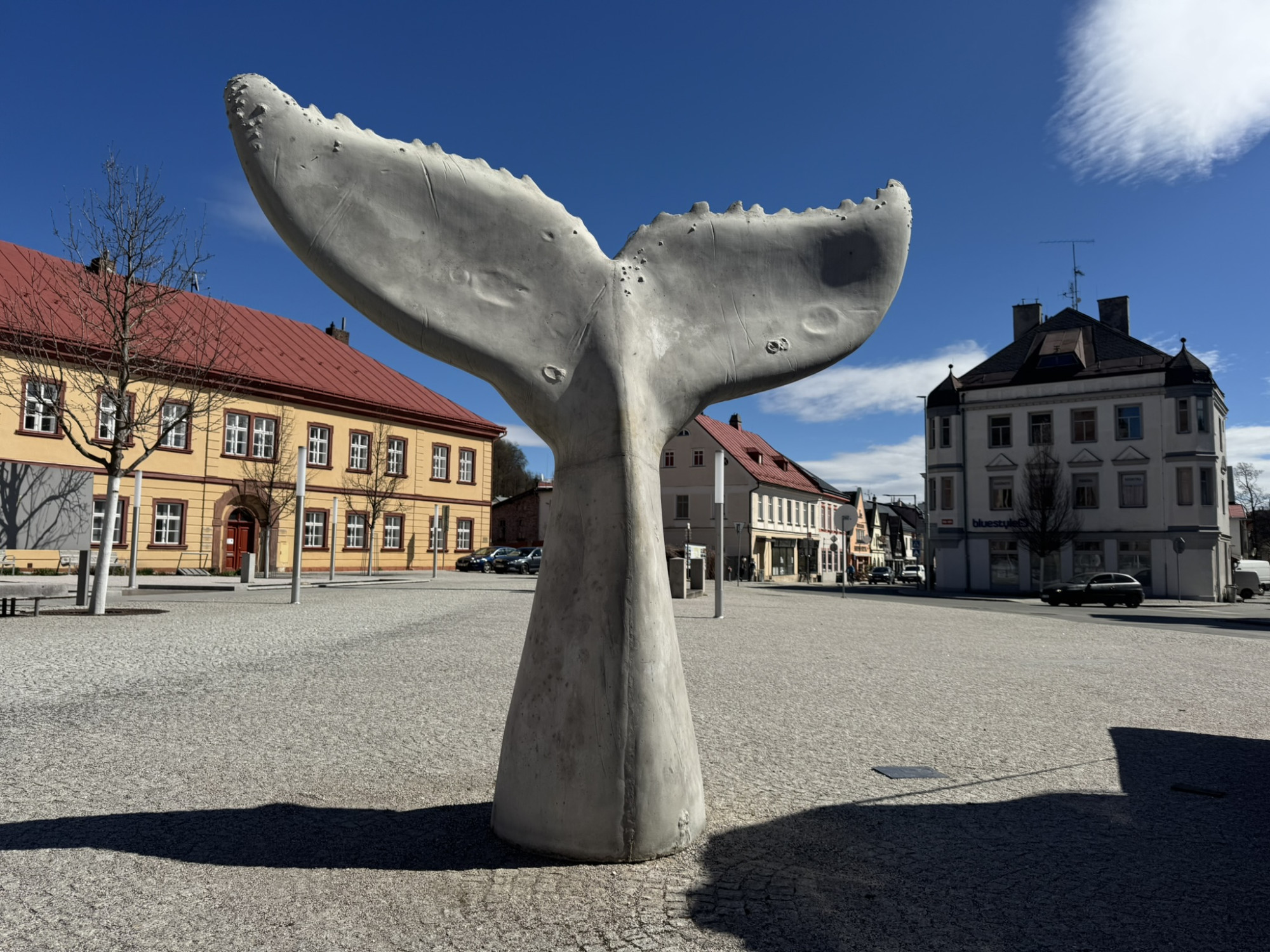 ANKETA: Ocas velryby na vrchlabském náměstí vzbuzuje různé druhy emocí