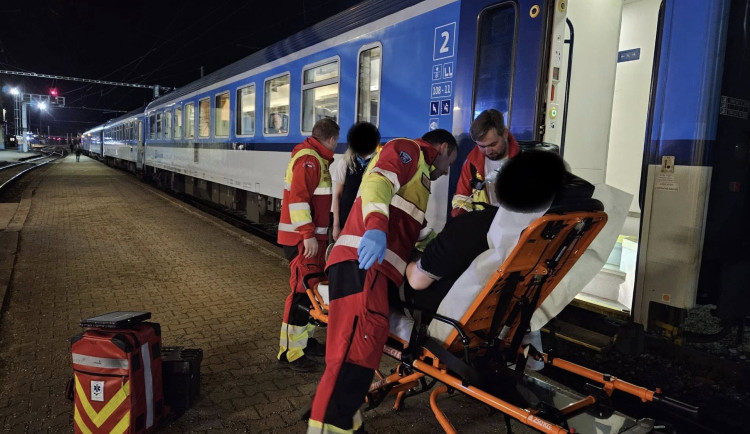 Sanitka nemohla k peronu. V Jihlavě ošetřoval lékař pacienta za jízdy ve vlaku