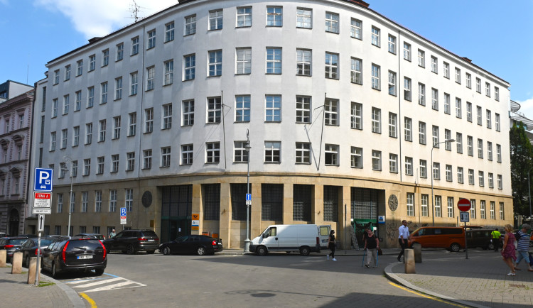 Kvůli podezření na dotační podvod prohledali policisté stavební úřad v Brně