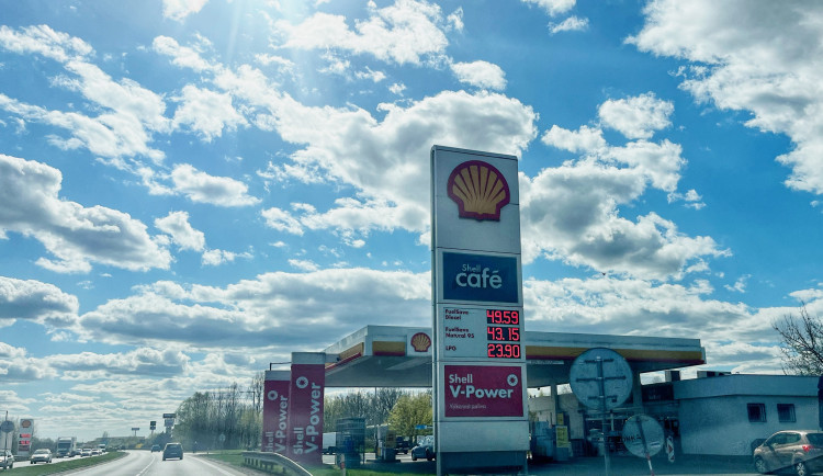 Na D11 je levnější nafta než na některých pumpách v Hradci Králové