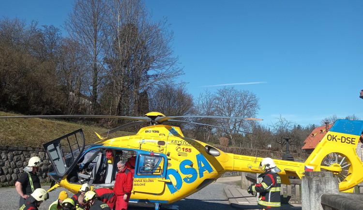 Mladík spadl z hráze Les království. Vrtulník ho transportoval do traumacentra