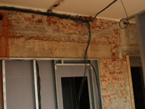 Zloději odnesli ze stavby v Kostelci pět kilometrů kabelů, odvezli je do sběrny