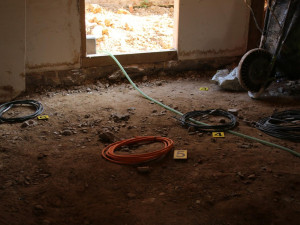 Zloději odnesli ze stavby v Kostelci pět kilometrů kabelů, odvezli je do sběrny