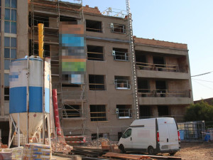 Zloději odnesli ze stavby v Kostelci pět kilometrů kabelů, odvezli je do sběrny