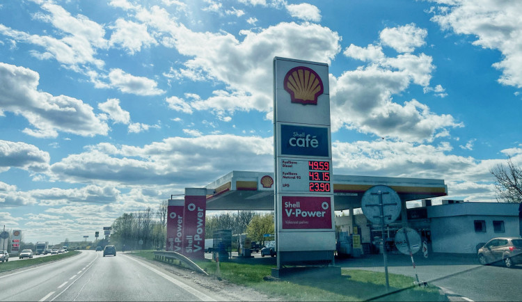 Na D11 je levnější nafta než na některých pumpách v Hradci Králové