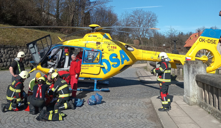 Mladík spadl z hráze Les království. Vrtulník ho transportoval do traumacentra