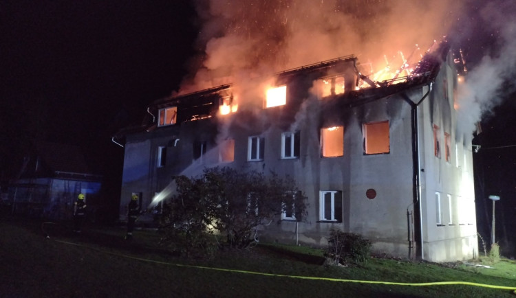 Požár rodinného domu v Nové Roli zaměstnal sedm jednotek hasičů