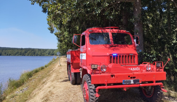 Hasiči svépomocí upravili starou armádní vejtřasku, předčí i mladší modely