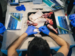 Proč záchranáři nakupují v řeznictví? Učí se zachraňovat životy