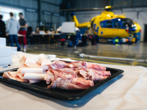 Proč záchranáři nakupují v řeznictví? Učí se zachraňovat životy