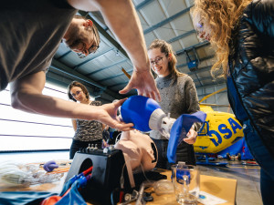 Proč záchranáři nakupují v řeznictví? Učí se zachraňovat životy