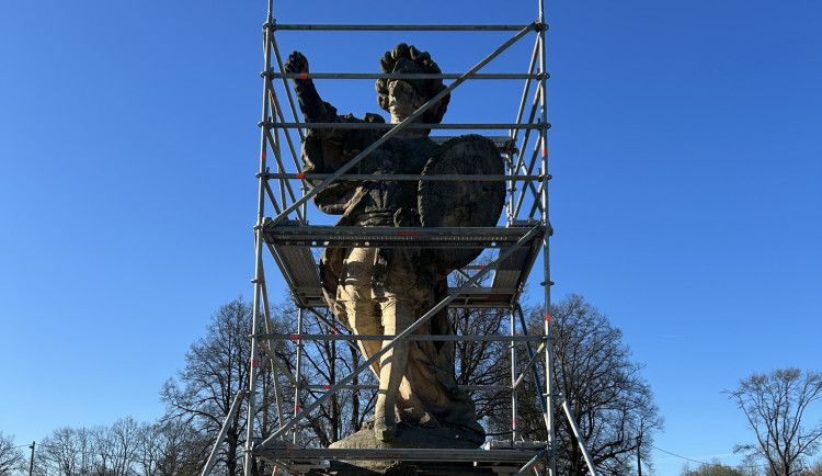 Na Kuksu začalo restaurování barokní sochy Velkého křesťanského bojovníka