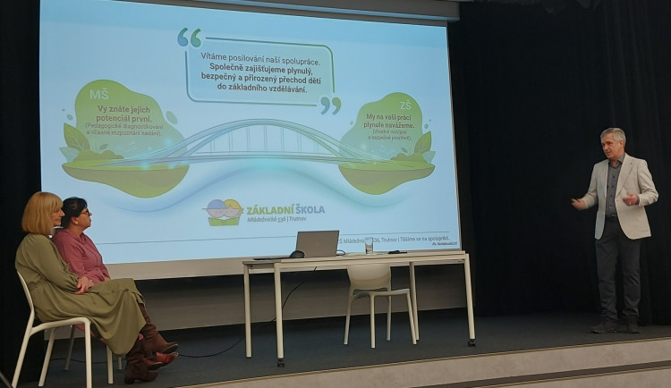 Setkání pedagogů z Trutnovska, které proběhlo v moderních prostorách ZŠ Trutnov, Mládežnická.