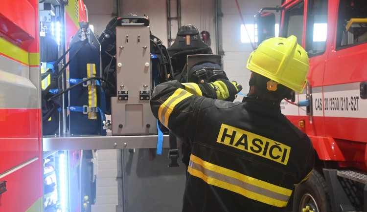 V Třebíči v noci hořel rodinný dům. Majitel má popáleniny, škoda se dostala k milionu