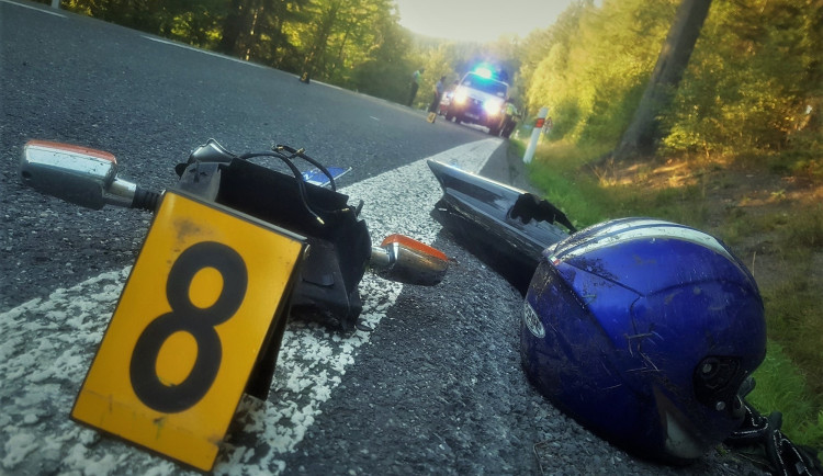 Motorkářka zahynula na místě po střetu s osobním automobilem
