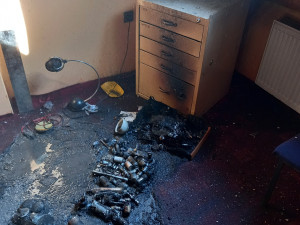 Dobrovolní hasiči zachránili dům v Žacléři