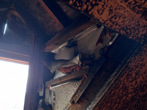 Dobrovolní hasiči zachránili dům v Žacléři