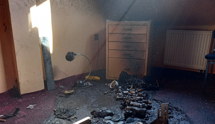 Dobrovolní hasiči zachránili dům v Žacléři