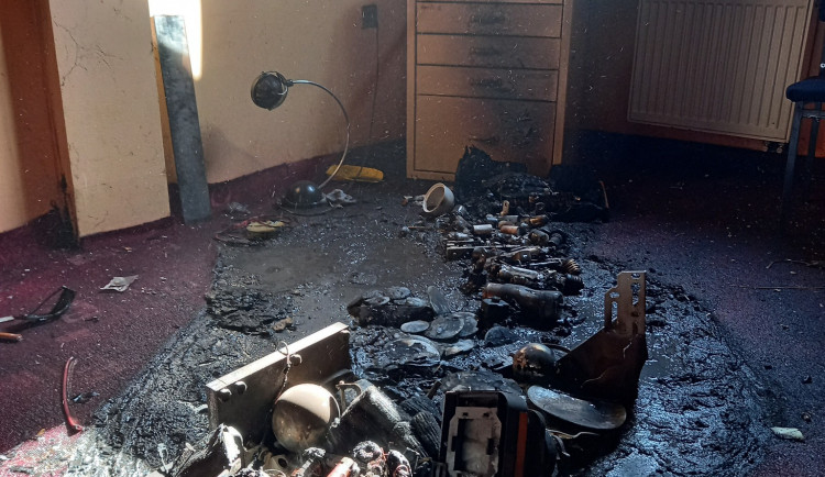 Dobrovolní hasiči zachránili dům v Žacléři