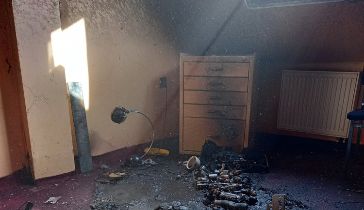 Dobrovolní hasiči zachránili dům v Žacléři