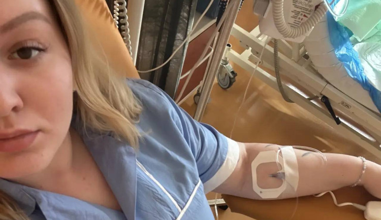 Nikola se v Motole stará o nemocné děti. Teď hrozí, že ji nádor připraví o zrak