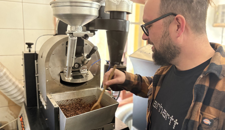 Jak se praží káva? Rozhoduje každá vteřina, říká brněnský kavárník Dutkiewič