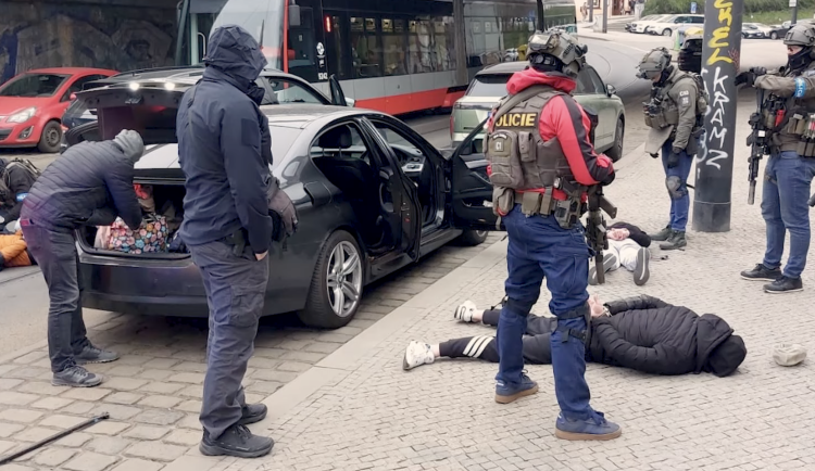 VIDEO: Zloděje, kteří odpálili bankomaty, zadrželi na ulici i doma. Trhavinu měli u sebe