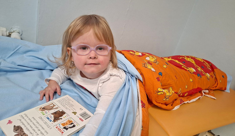 Malá Viktorka trpí vzácnou nemocí. Rodina bojuje o její lepší život