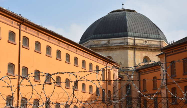 Vězeň pobodal pedofila příborovým nožem. Policie vyšetřuje pokus o vraždu ve věznici