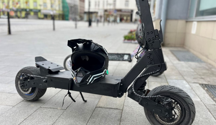 Teenager na elektrokoloběžce na pěší zóně v Hradci málem srazil dvouletou holčičku