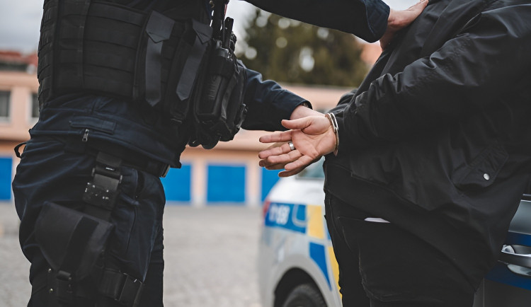 Podvody za stovky tisíc. Cizinci pobírali dávky, i když v Česku nebyli