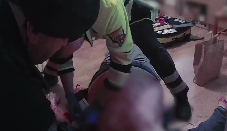 VIDEO: Muž propadl sklem a silně krvácel. Dveře do jeho bytu musela policie vykopnout