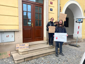 Šikana jako nový akademický trend? Studenti demonstrovali před rektorátem