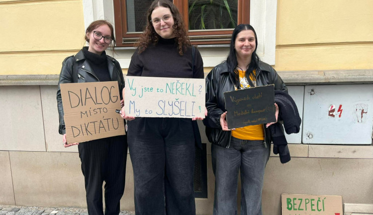 Studenti demonstrovali před rektorátem Univerzity Hradec Králové.