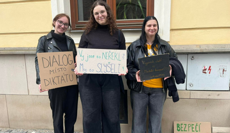 Šikana jako nový akademický trend? Studenti demonstrovali před rektorátem