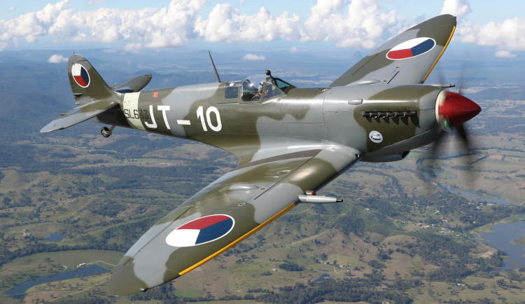 Spitfire českého letce z RAF koupil miliardář Lukačovič a přidal rýpavý komentář