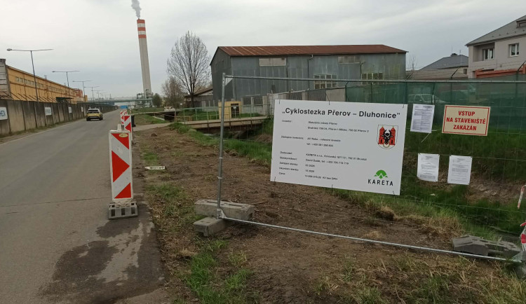 Do Dluhonic se konečně začala stavět cyklostezka, místní však mají jiné problémy. Pekelný hluk z D1