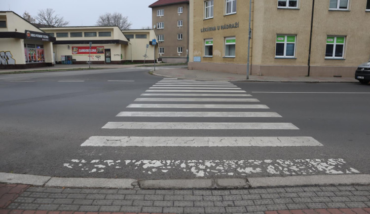 Senior ve felicii na přechodu srazil ženu, její pes těsně unikl